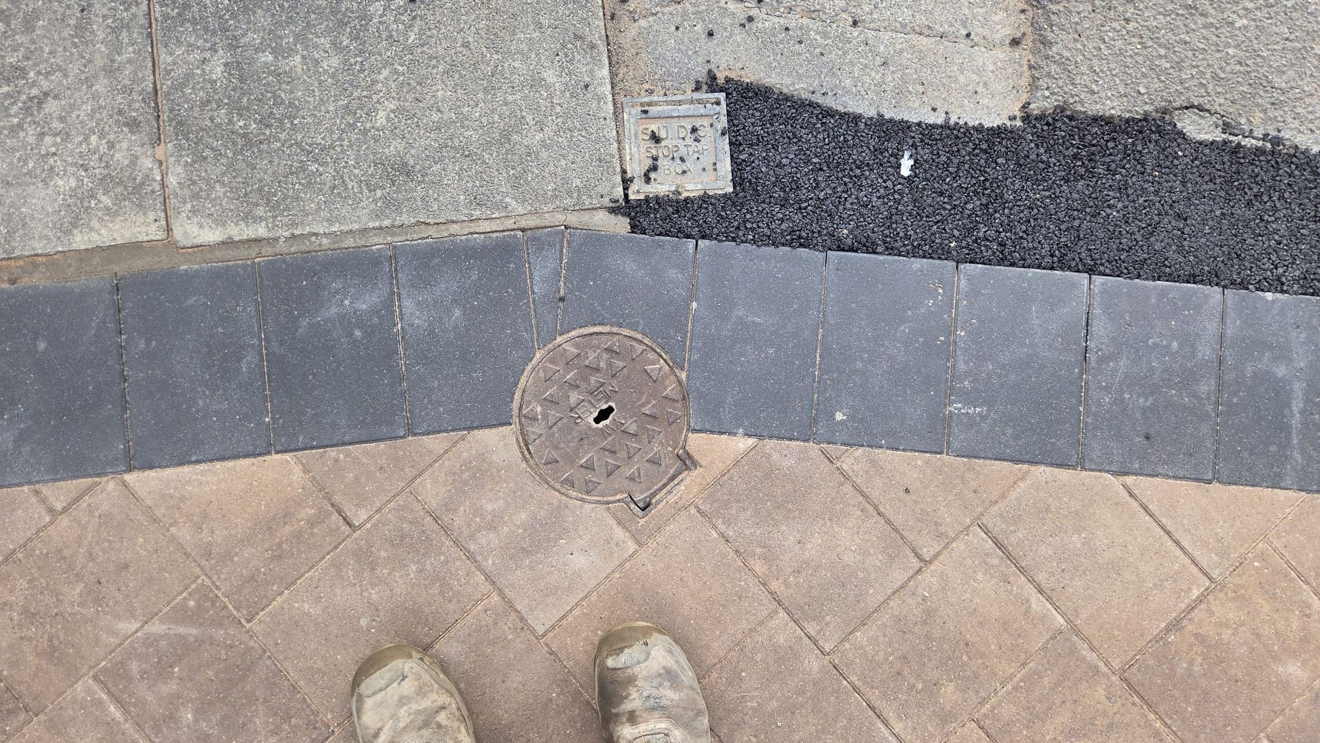 Positano Peakstone driveway with Charcoal border in Saltaire